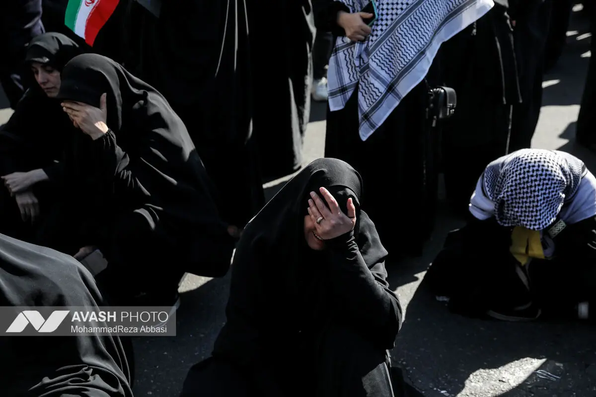 تجمع سوگواران رهبر شهید انقلاب در میدان انقلاب تهران