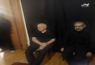 حضور ظریف در مراسم عزاداری شام غریبان حسینی(ع) در منزل سید صادق خرازی