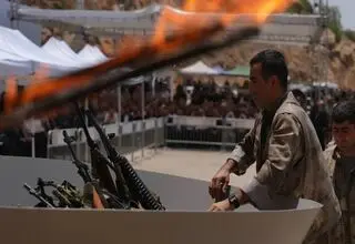 پ‌ک‌ک سلاح‌های خود را تحویل داد و به آتش کشید