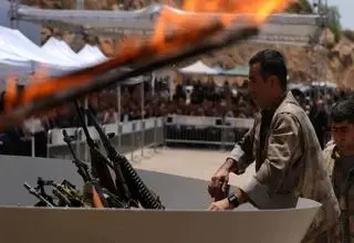 پ‌ک‌ک سلاح‌های خود را تحویل داد و به آتش کشید