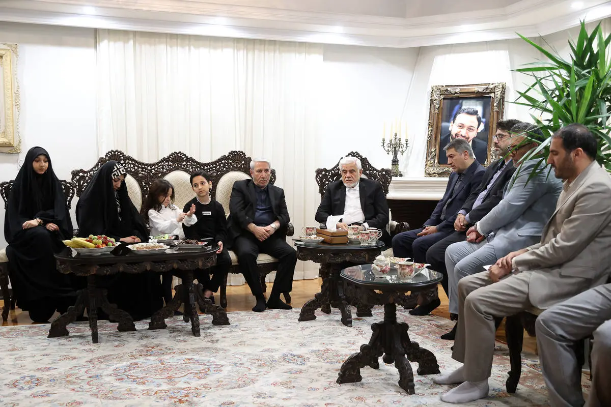 عارف با خانواده شهید رئیسی دیدار کرد