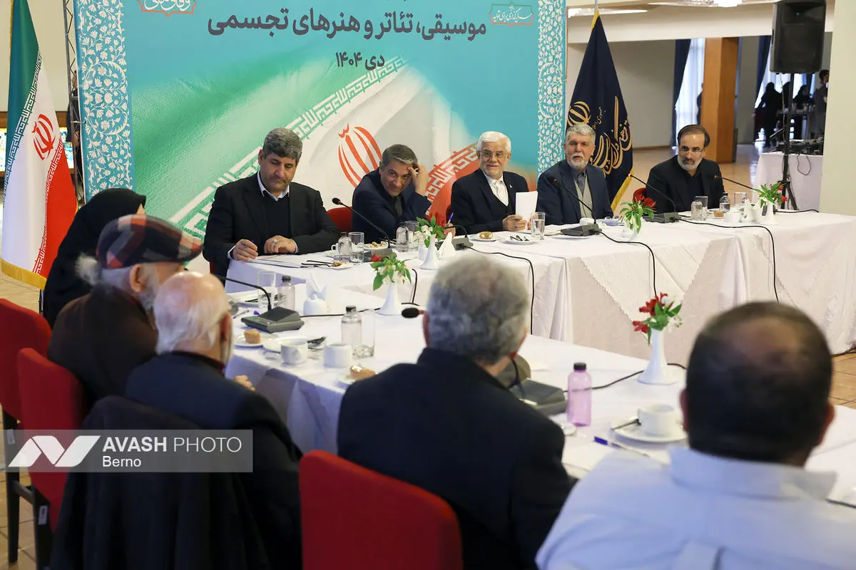 نشست جمعی از هنرمندان با معاون اول رئیس جمهور