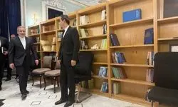 حضور سرزده عراقچی در نشست خبری سخنگوی وزارت امور خارجه
