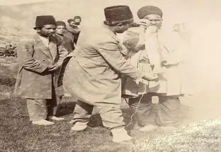 عکس/ یک مغازه خوار و بار فروشی و یک «شیره‌کش‌خانه» در تهران در دوران قاجار