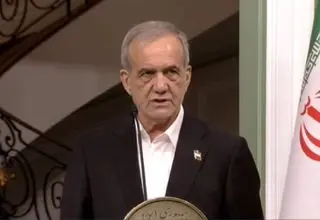 استقبال رسمی از پزشکیان در مسقط| 21 گلوله توپ شلیک شد