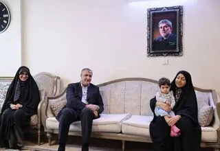 دیدار معاون رئیس‌جمهور با خانواده شهید «دکتر فریدون عباسی»