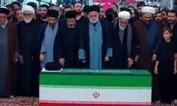 آیت‌الله سید مجتبی خامنه‌ای در مراسم تشییع پدرشان حضور داشت؟/ فرد با چهره کاملا پوشیده در نماز مشهد کیست؟/ فیلم