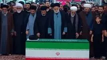 آیت‌الله سید مجتبی خامنه‌ای در مراسم تشییع پدرشان حضور داشت؟/ فرد با چهره کاملا پوشیده در نماز مشهد کیست؟/ فیلم