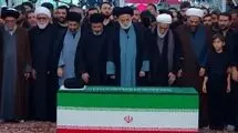 آیت‌الله سید مجتبی خامنه‌ای در مراسم تشییع پدرشان حضور داشت؟/ فرد با چهره کاملا پوشیده در نماز مشهد کیست؟/ فیلم