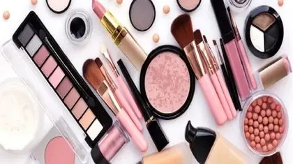 پنجه لوازم آرایش قاچاق بر چهره بانوان