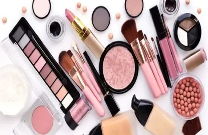 پنجه لوازم آرایش قاچاق بر چهره بانوان