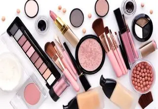 پنجه لوازم آرایش قاچاق بر چهره بانوان
