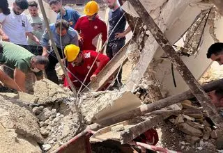 ریزش هولناک ساختمان قدیمی در خیابان جمهوری تهران+فیلم