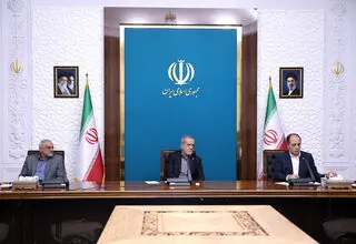 دولت با بهره‌گیری از همه ظرفیت‌های خود در کنار فعالان اقتصادی خواهد بود