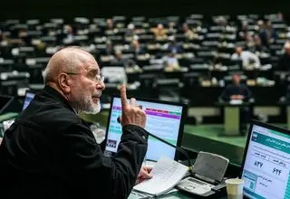 قالیباف: می‌توان حقوق‌ها را دو بار در سال افزایش داد