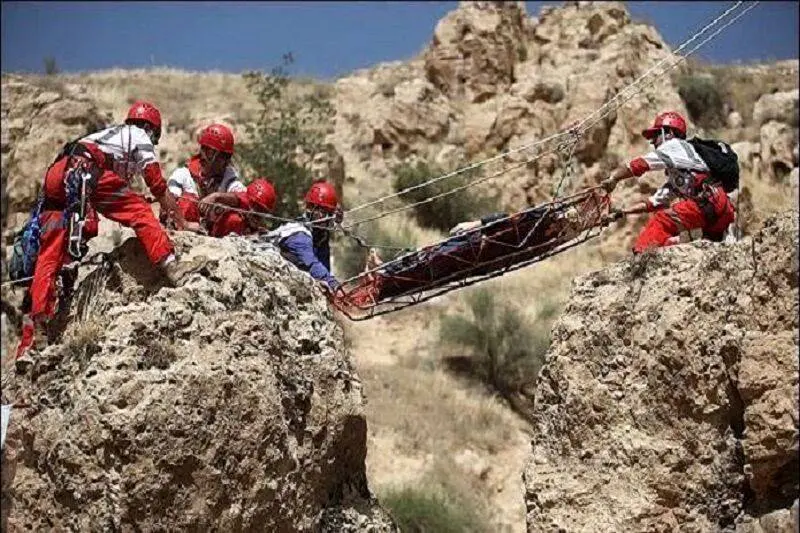 عملیات نفسگیر نجات زن باردار سقوط کرده از ارتفاع ۱۵۰ متری در کن