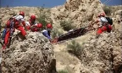 عملیات نفسگیر نجات زن باردار سقوط کرده از ارتفاع ۱۵۰ متری در کن