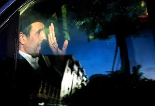 محمود احمدی نژاد به مراسم بزرگداشت رهبر شهید در مصلی آمد/ فیلم