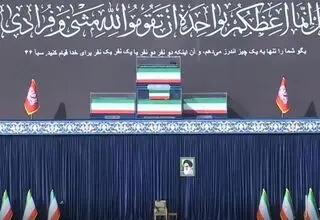نمایی از پیکر رهبر شهید و خانواده ایشان در مصلی تهران