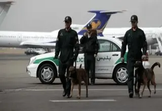 مسافر خارجی در هواپیما با معده ای پر از مخدر بلعی 