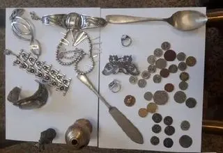 کشف ده‌ها شیء تاریخی از مخفیگاه سارق حرفه‌ای 