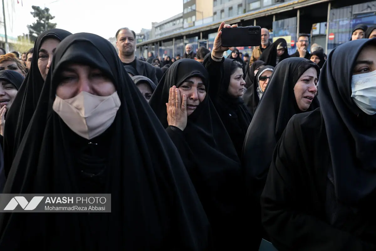 تجمع سوگواران رهبر شهید انقلاب در میدان انقلاب تهران