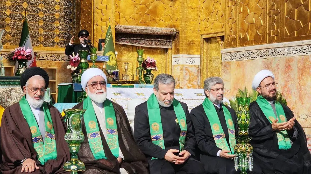 برگزاری آیین سنتی تعویض پرچم گنبد بارگاه امام رضا (ع) با حضور عراقچی