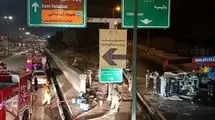 یک دستگاه کامیونت حامل بنزین در بزرگراه یاسینی واژگون شد 