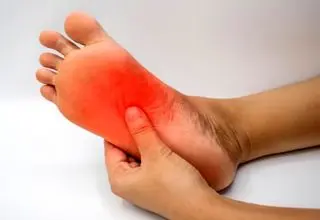 علت داغ شدن کف پا در شب