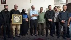 پژمان جمشیدی در جمع خانواده‌های شهدای مدرسه میناب + عکس 