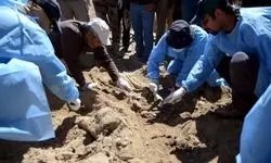 تفحص پیکر شهیدی با قمقمۀ پرازآب