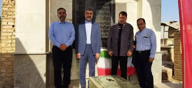 معاون وزیر امور خارجه به رئیسعلی دلواری ادای احترام کرد