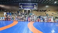 قهرمان سنگین‌وزن جهان در جمع کشتی‌گیران کرمانی