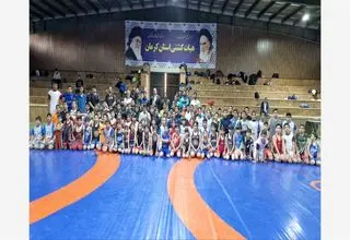 قهرمان سنگین‌وزن جهان در جمع کشتی‌گیران کرمانی