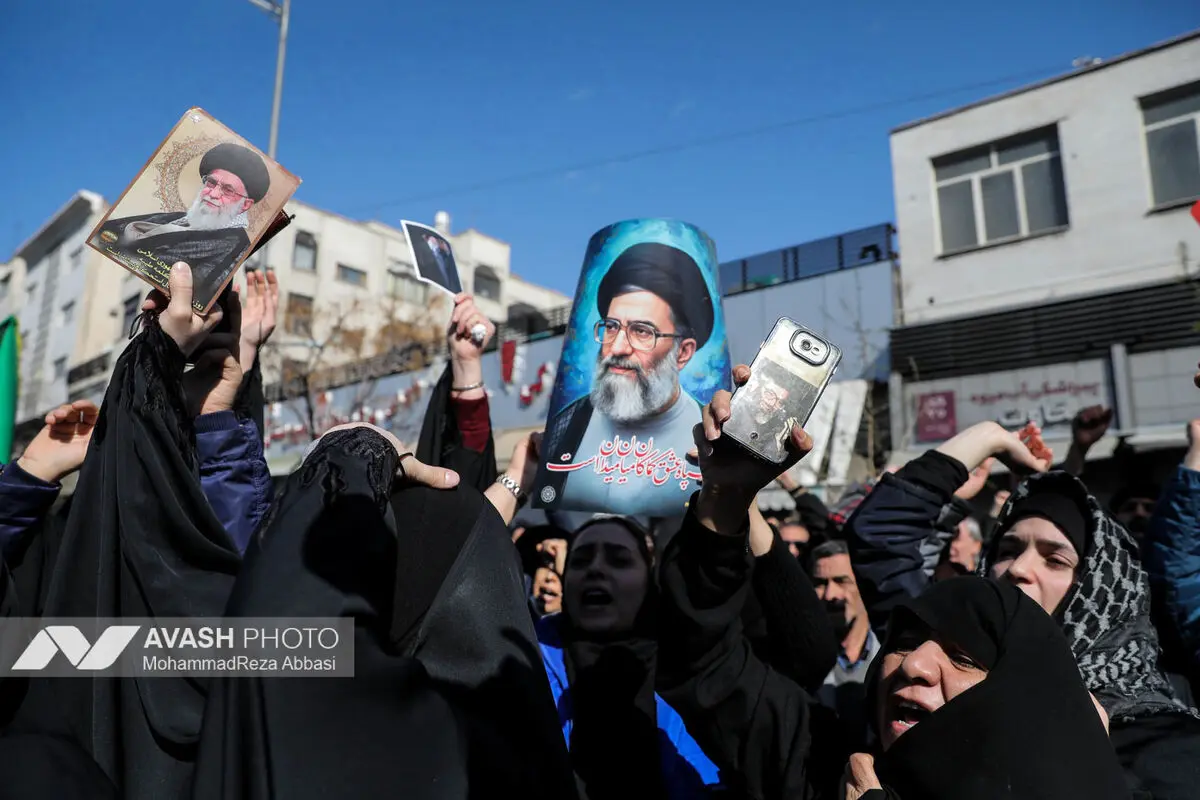 تجمع سوگواران رهبر شهید انقلاب در میدان انقلاب تهران