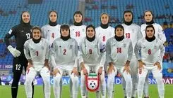 سلام نظامی بانوان فوتبالیست پیش از بازی با فیلیپین