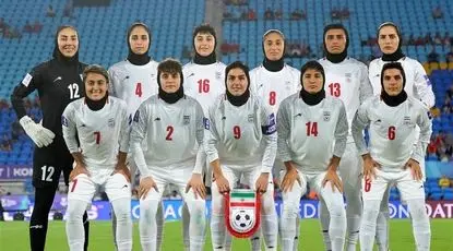 سلام نظامی بانوان فوتبالیست پیش از بازی با فیلیپین