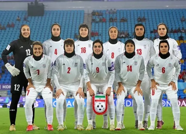 سلام نظامی بانوان فوتبالیست پیش از بازی با فیلیپین