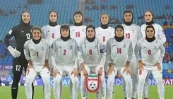 سلام نظامی بانوان فوتبالیست پیش از بازی با فیلیپین