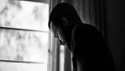 مرد جوان در حال گریه: زنم را با 2 مرد غریبه در خانه دیدم خشکم زد!