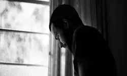 مرد جوان در حال گریه: زنم را با 2 مرد غریبه در خانه دیدم خشکم زد!