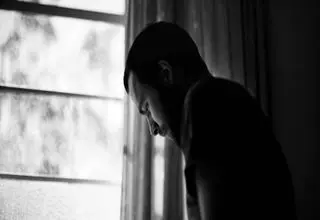 مرد جوان در حال گریه: زنم را با 2 مرد غریبه در خانه دیدم خشکم زد!