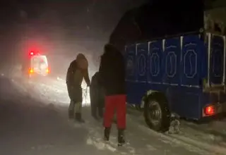 گرفتار شدن خودروها در برف و کولاک محور تهران–بومهن