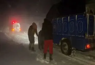 گرفتار شدن خودروها در برف و کولاک محور تهران–بومهن