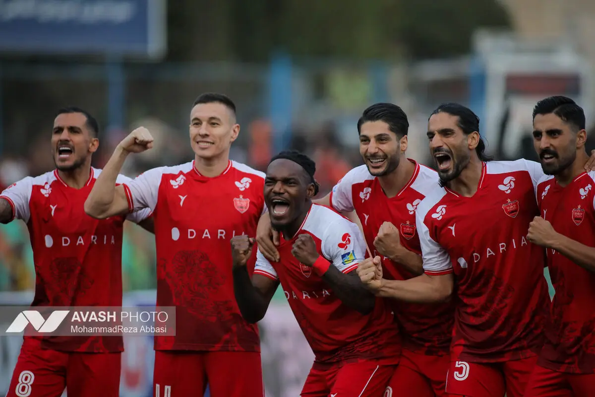دیدار تیم های فوتبال پرسپولیس تهران و صنعت نفت آبادان