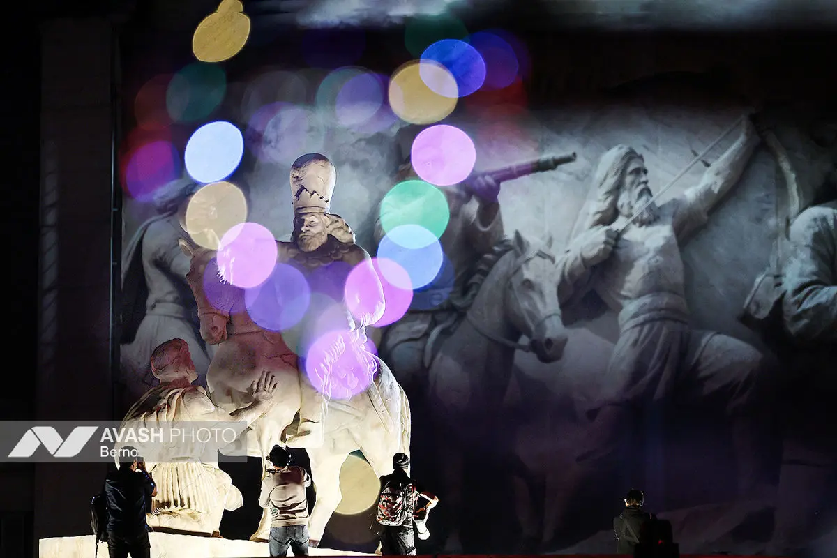 رونمایی از مجسمه «زانو زنندگان برابر ایران»