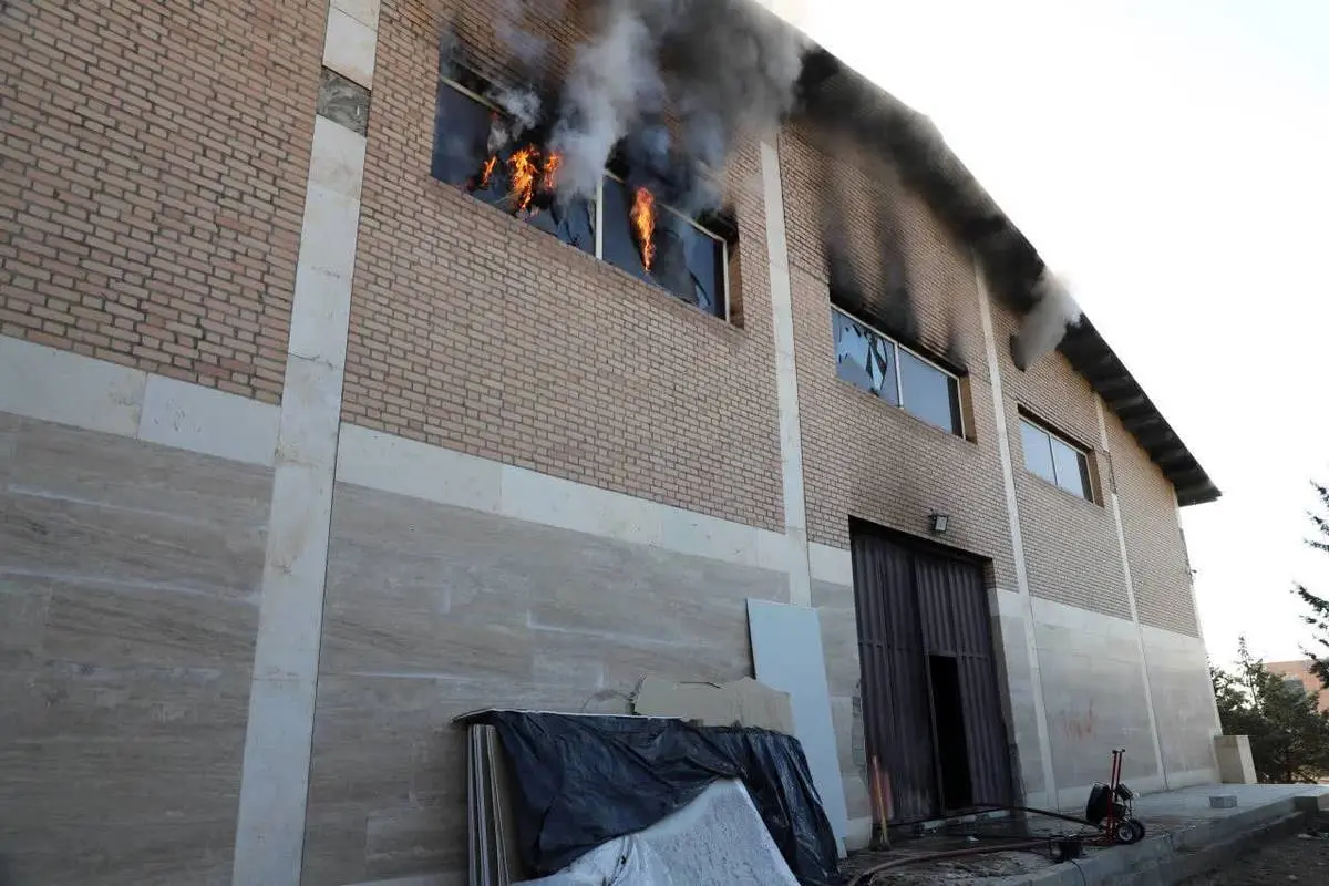 آتش سوزی یک سوله در غرب تهران 