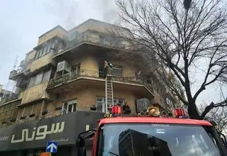 نجات جان 15 نفر در آتش سوزی خیابان جمهوری تهران