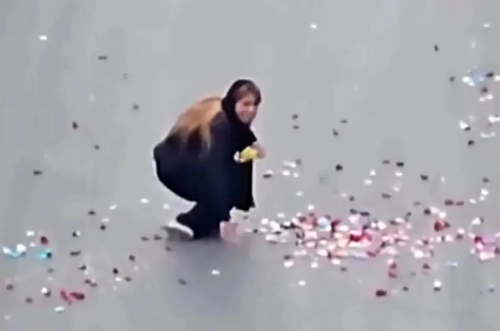 فیلم تلخ از گریه های دختر جوان در محل تصادف پدرش در کاشان