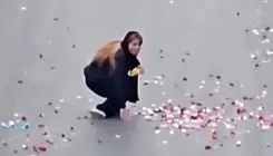 فیلم تلخ از گریه های دختر جوان در محل تصادف پدرش در کاشان